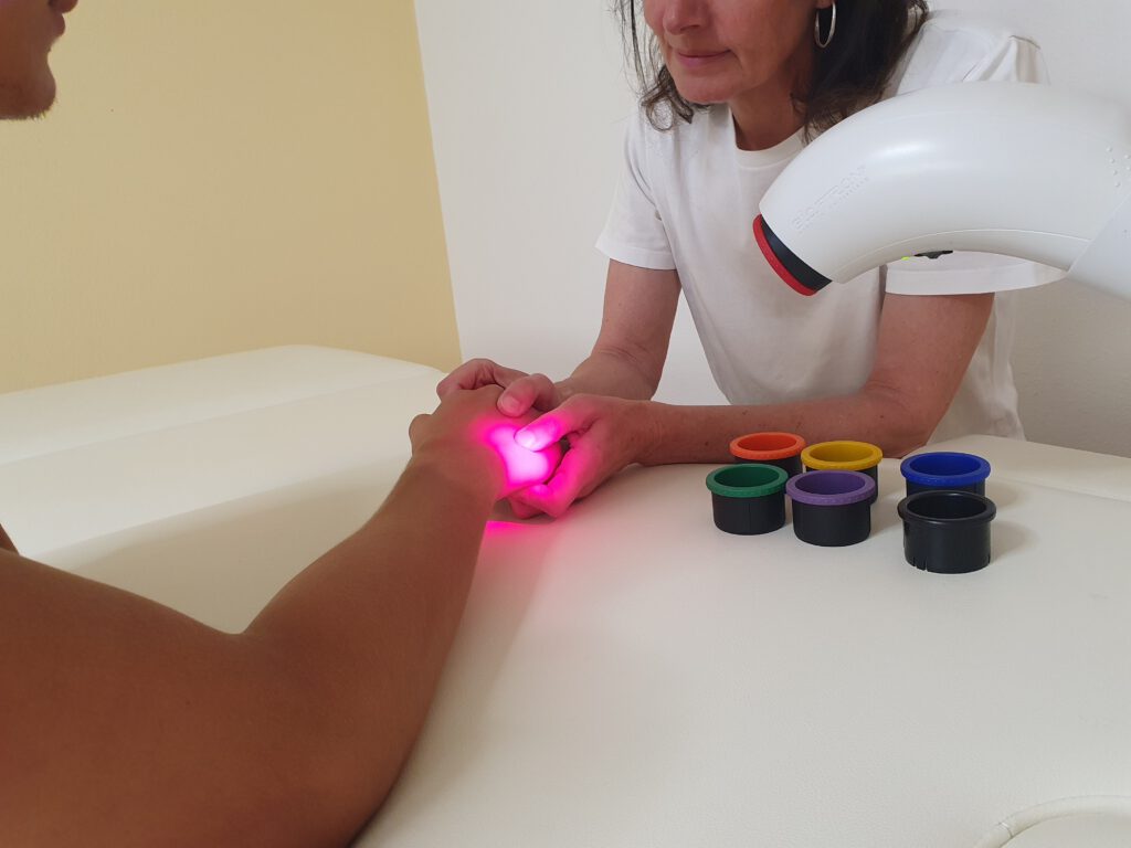 Heilangebote & Ergotherapie, sanfte Impulse für Körper, Geist und innere Heilungsprozesse. Lichttherapiegerät Bioptron mit polarisiertem, polychromatischem Licht zur Unterstützung bei Schmerzen, Wundheilung, Hautproblemen und Regeneration.