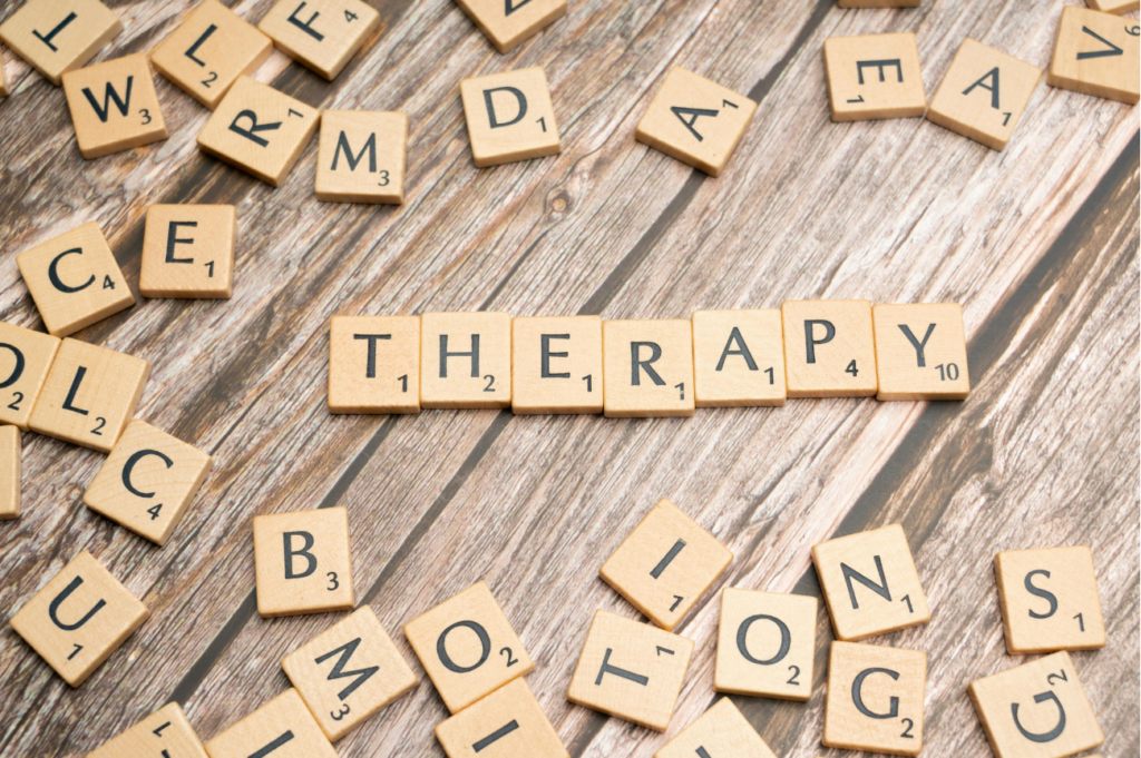 Aus kleinen Holzsteinchen steht THERAPY